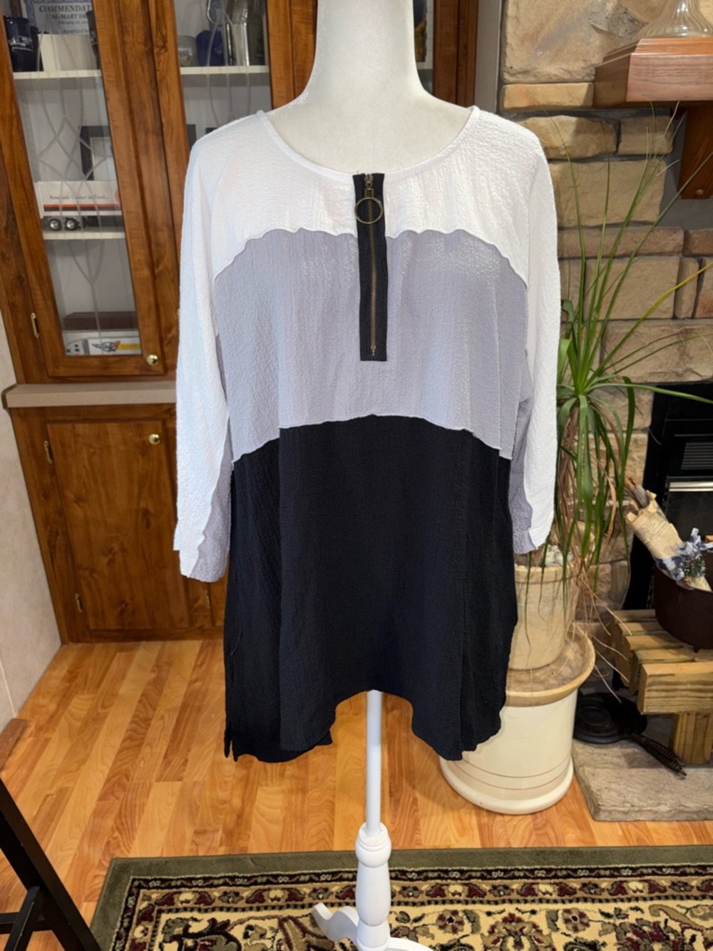 Ali Miles size X-Large white light blue & navy blue dolman sleeve top in EUC
